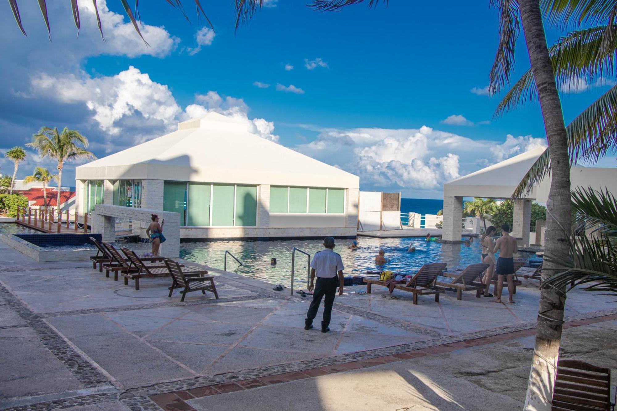 Beachfront Apartments Cancun Exterior photo